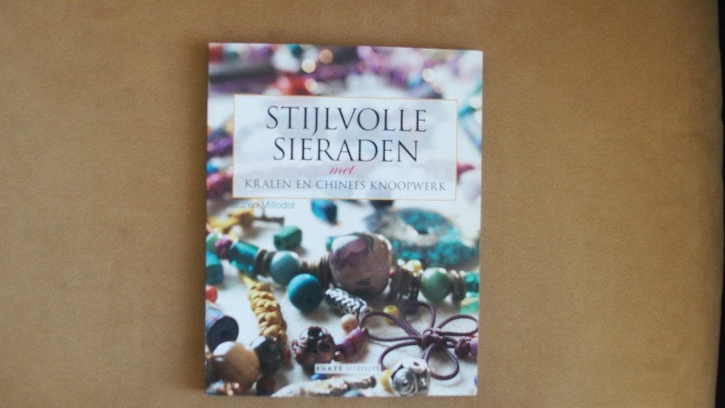 Stijlvolle sieraden - kralen in Chinees knoopwerk, Boeken, Hobby en Vrije tijd, Ophalen of Verzenden, Zo goed als nieuw, Sieraden maken