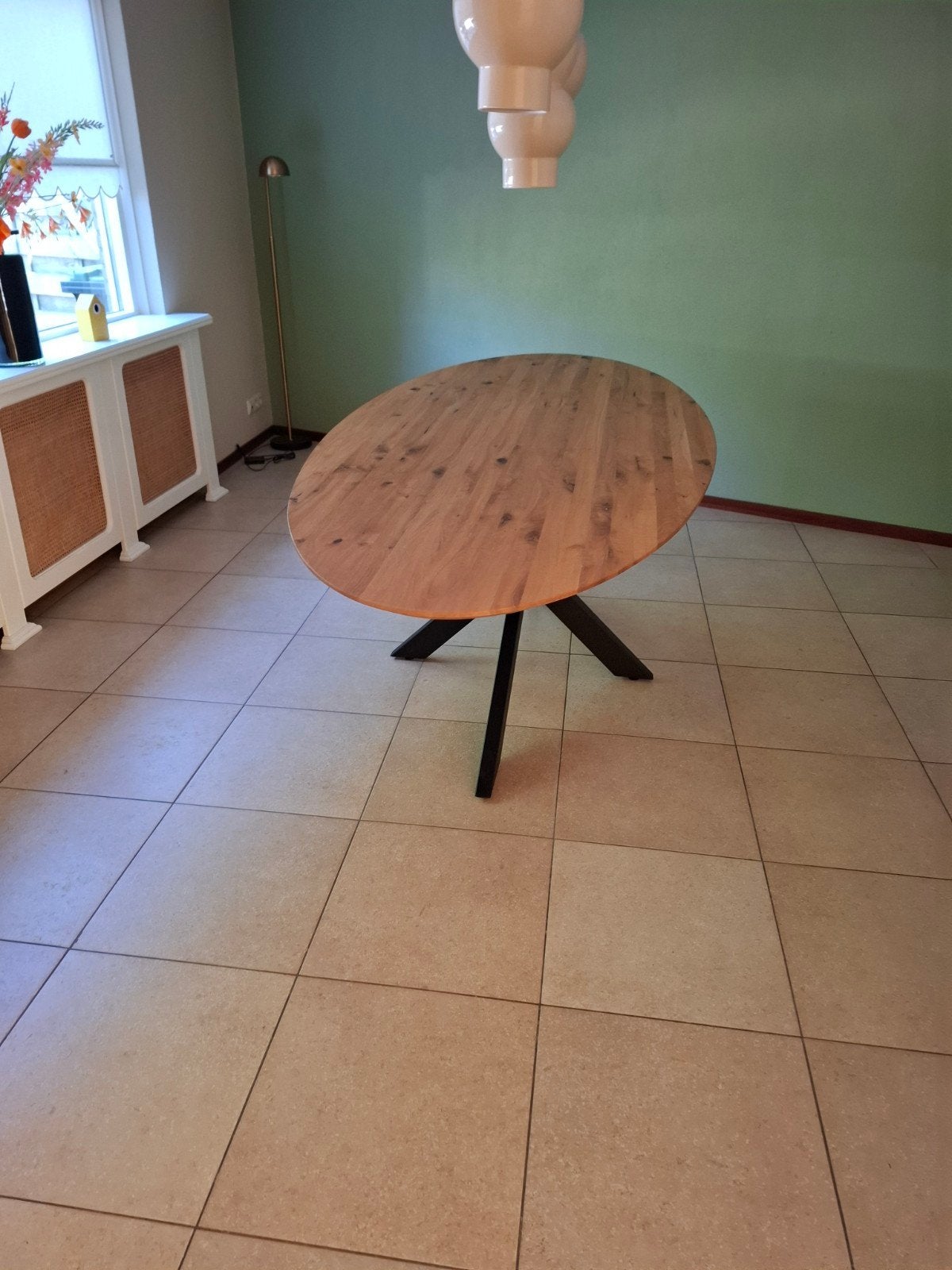 Ovale eettafel van eikenhout met metalen onderstel, Huis en Inrichting, Tafels | Eettafels, Ophalen, 100 tot 150 cm, Modern, Industrieel