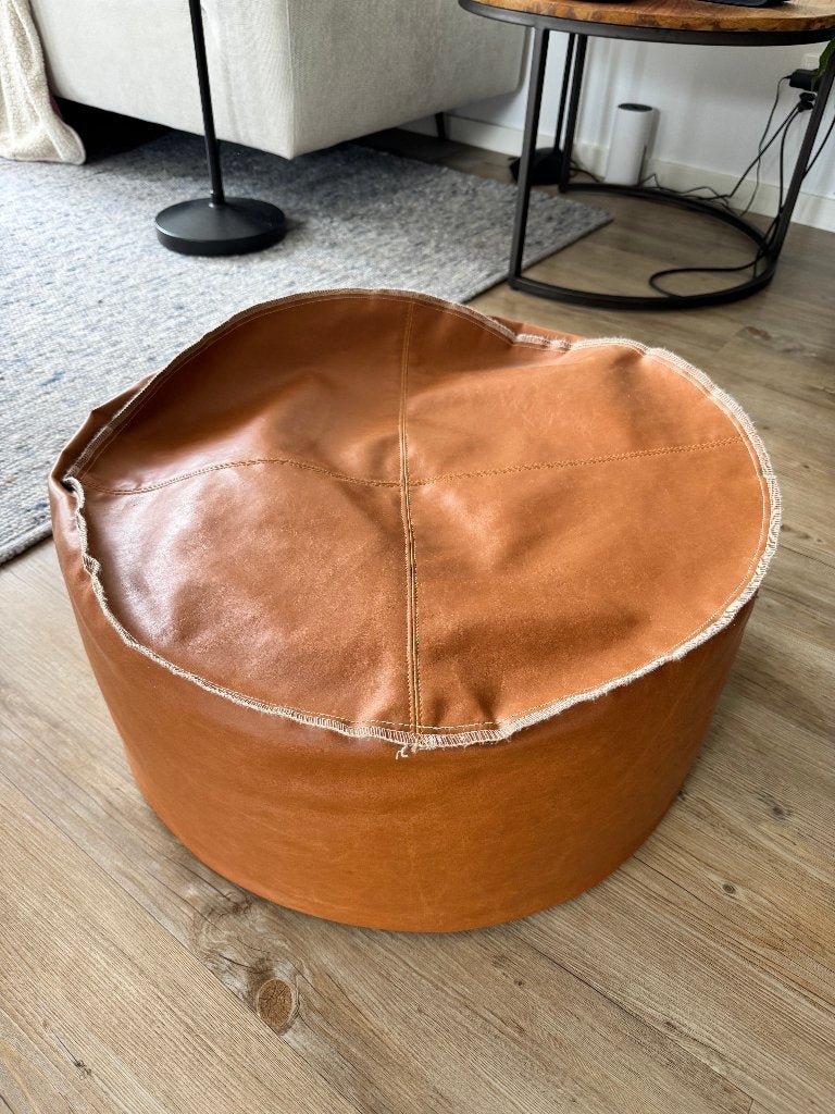 Lebel poef Jens - cognac - 60x30 cm, Huis en Inrichting, Banken | Voetenbanken en Poefen, Ophalen, Rond, Minder dan 50 cm, Zo goed als nieuw