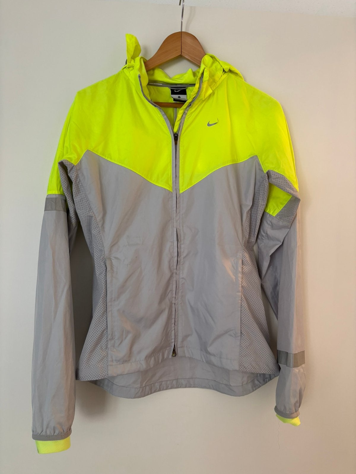 Nike sportjack grijs en geel - maat S, Geel, Ophalen of Verzenden, Hardlopen of Fietsen, Maat 36 (S)