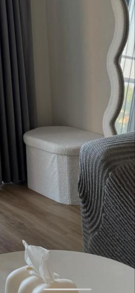 Witte Bouclé Opbergpoef met Deksel - Bol Japandi Poef, Huis en Inrichting, Ophalen, 75 tot 100 cm, Zo goed als nieuw, Stof