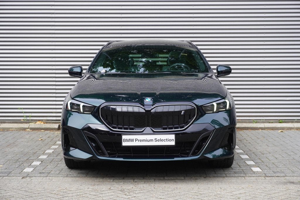 BMW i5 Touring eDrive40 | M Sportpakket Pro | Glazen panoram, Auto's, BMW, Automaat, Achterwielaandrijving, 510 min, Met garantie (alle)