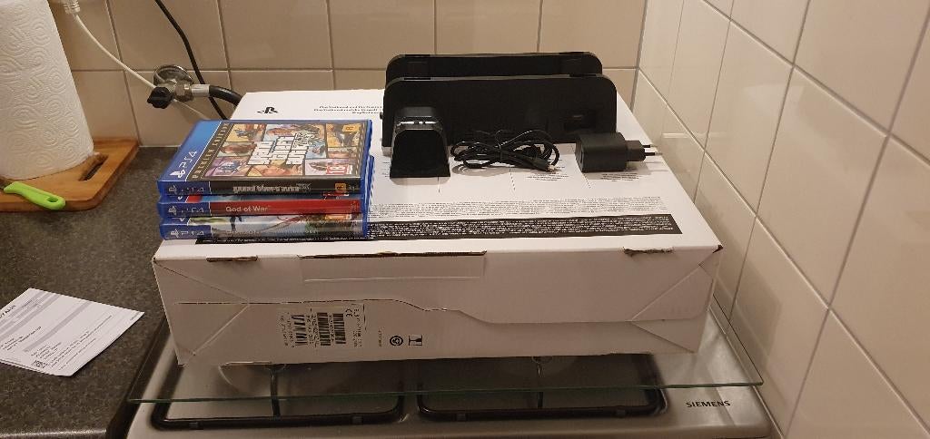 PS4 PRO met 3 games en laadstation., Spelcomputers en Games, Spelcomputers | Sony PlayStation 4, Ophalen, 1 TB, Met 1 controller