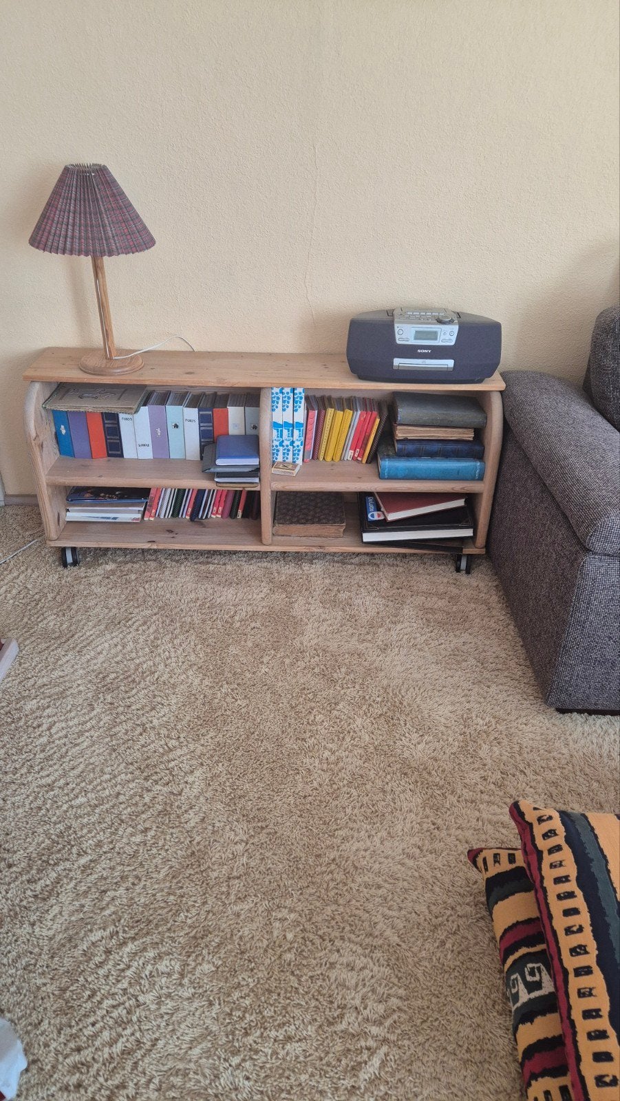 Grenen kastje op wieltjes met plankje - L131 H40 D50, Huis en Inrichting, Ophalen