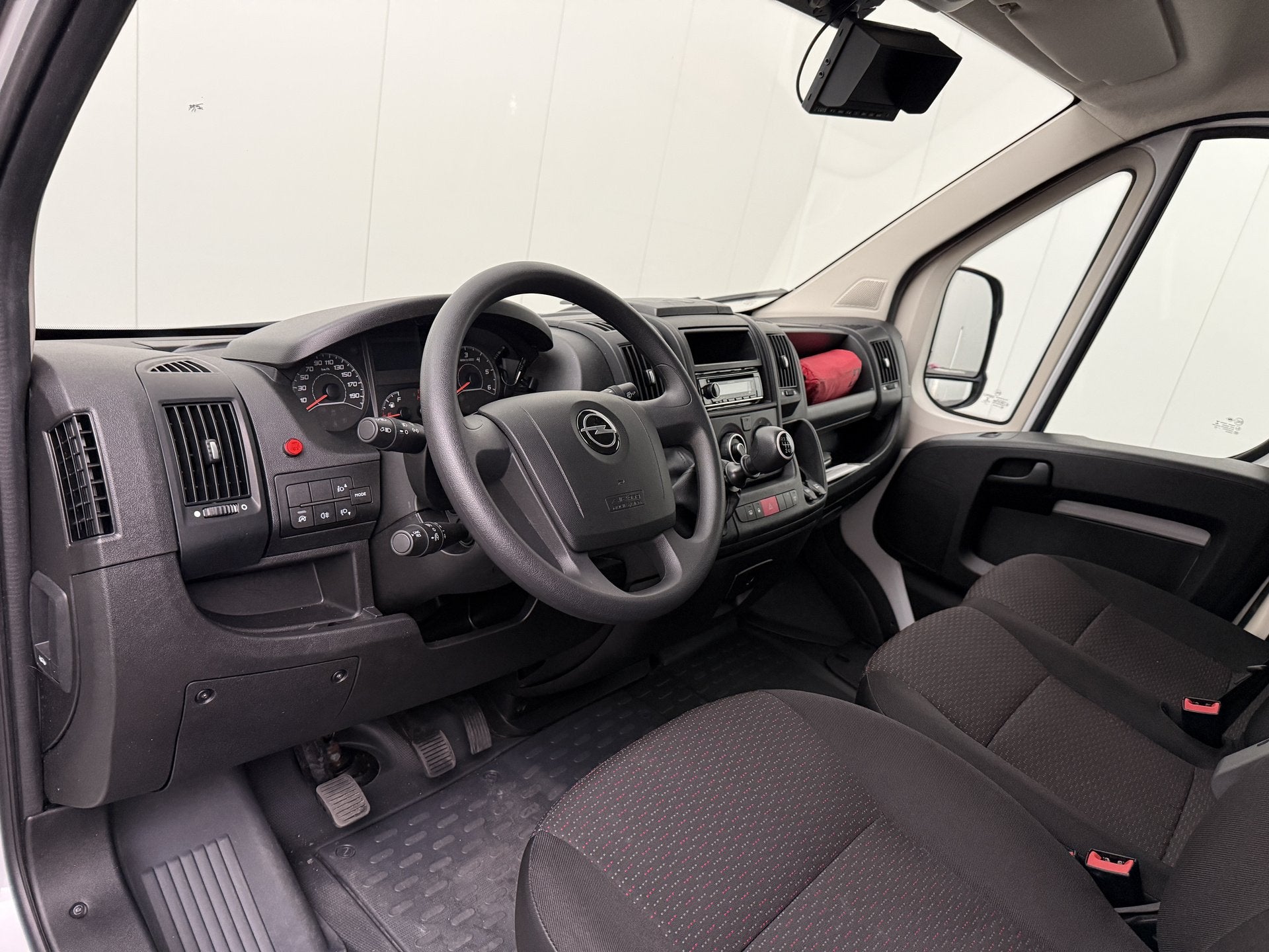 Opel Movano 2.3CDTi 140PK Bakwagen+Laadlift+Trekhaak | Airco, Auto's, Bestelauto's, Stof, Gebruikt, 2500 kg, 2500 kg