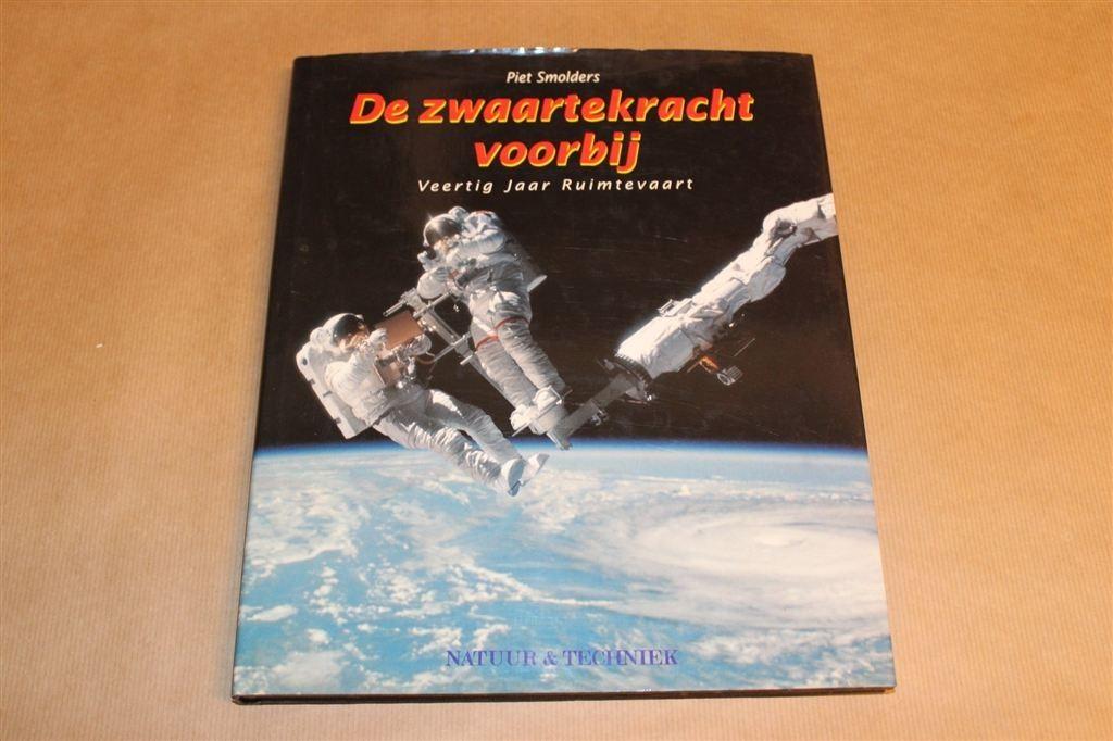 De Zwaartekracht Voorbij — 40 Jaar Ruimtevaart, Boeken, Ophalen of Verzenden, Gelezen, Natuurwetenschap