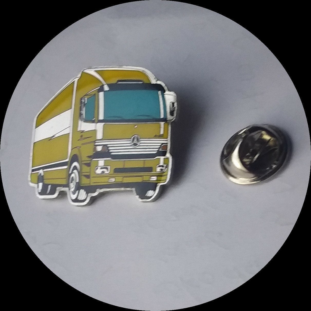 MERCEDES BENZ ATEGO pin, geel, Ophalen of Verzenden, Zo goed als nieuw, Transport, Speldje of Pin
