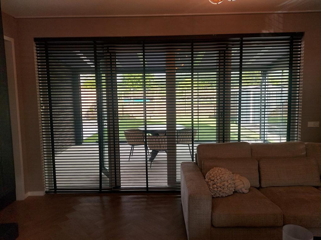 Luxaflex aluminium zwart, Doe-het-zelf en Verbouw, Kozijnen en Schuifpuien, Ophalen, 225 cm of meer, Aluminium, Zo goed als nieuw