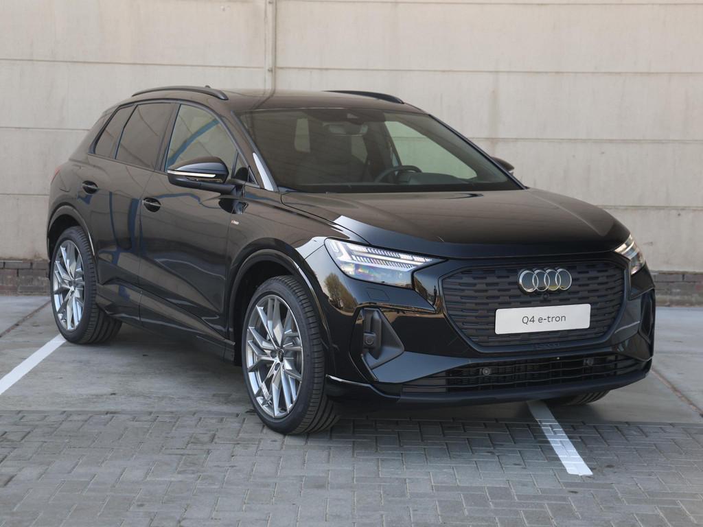 Audi Q4 e-tron S edition Competition 45 82 kWh 286pk | Verwa, Auto's, Audi, Automatische klimaatregeling, Zwart, 82 kWh, Zwart