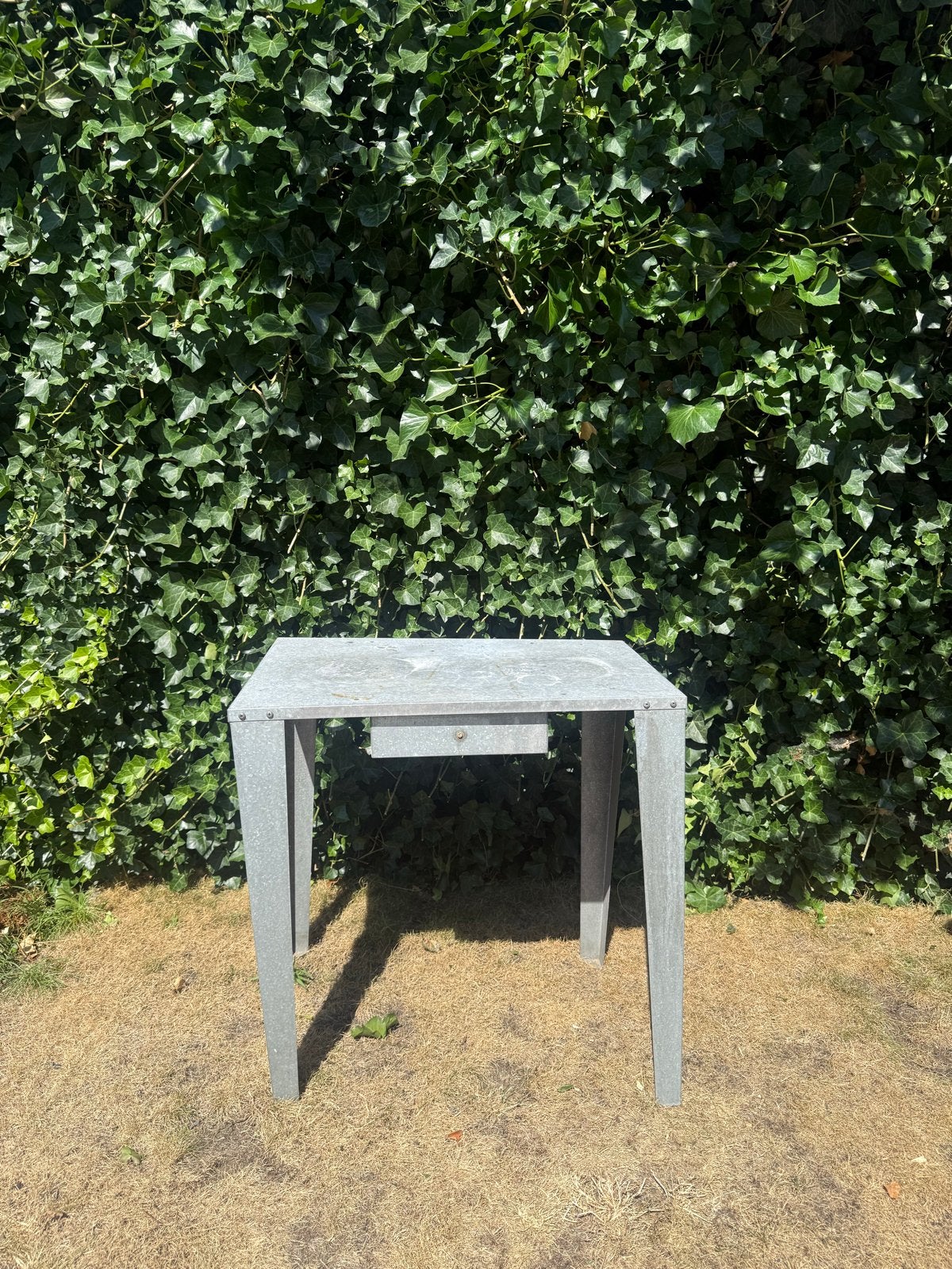 Metalen bijzettafel met lade - Industrieel design, Ophalen, Gebruikt, Metaal of Aluminium, 55 tot 75 cm