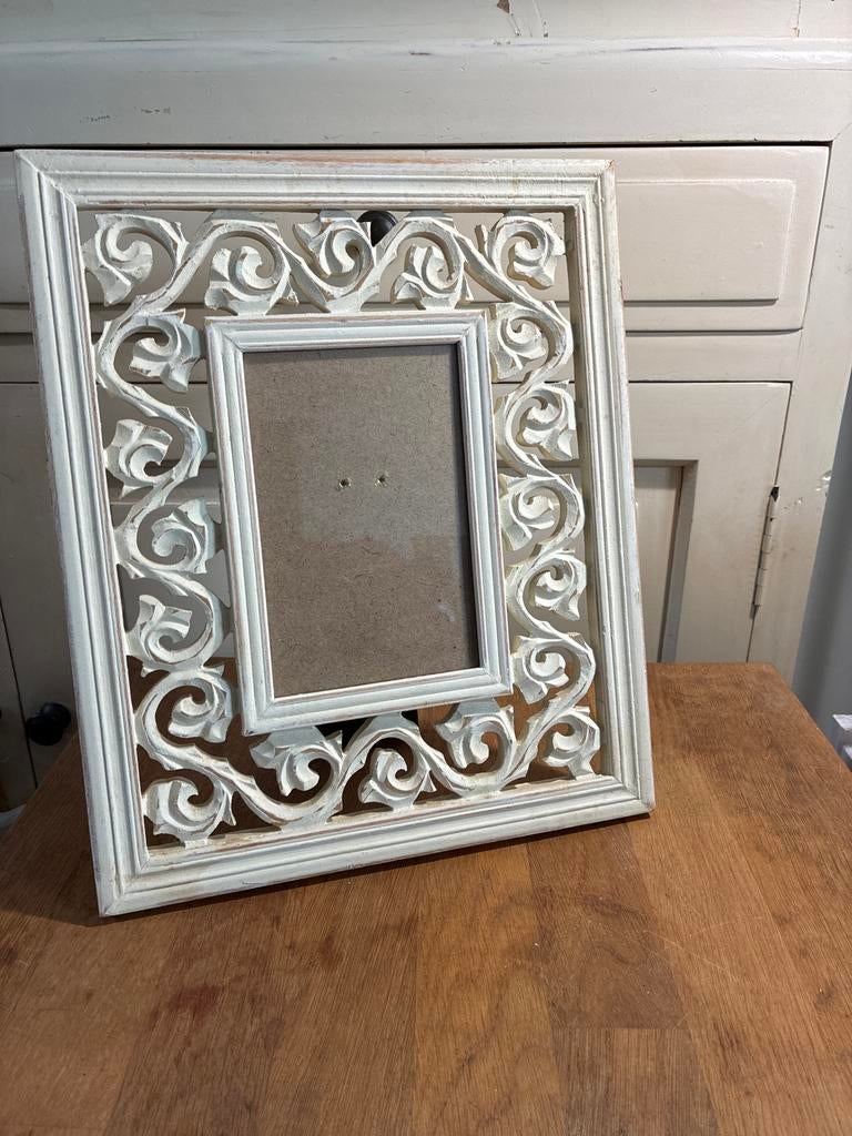 Decoratieve fotolijst met houtsnijwerk, wit (24x30), Huis en Inrichting, Woonaccessoires | Lijsten, Ophalen of Verzenden, Gebruikt