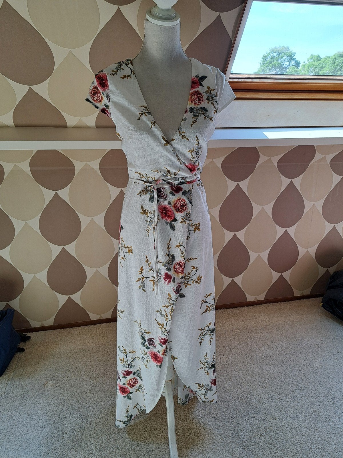 Showpo wikkeljurk met bloemenprint, maat 34 (XS), Ophalen of Verzenden, Zo goed als nieuw, Maat 34 (XS) of kleiner, Onder de knie