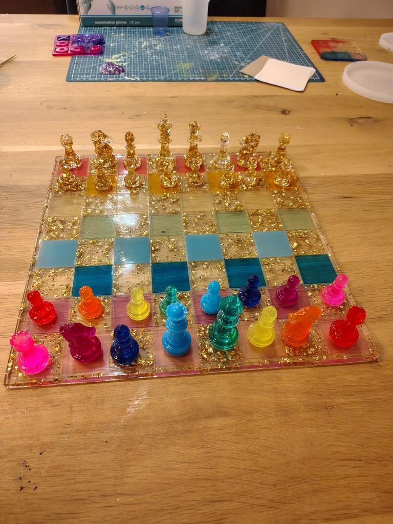 Uniek Handgemaakt Epoxy Schaakbord met Kleurrijke Stukken, Ophalen of Verzenden, Nieuw, Schaken