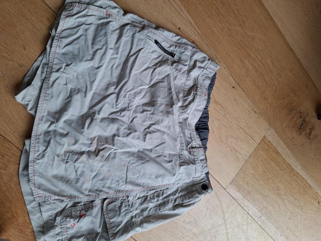 Lichtgrijze korte broek met rode stiksels wildebeast L 40, Kleding | Dames, Maat 38/40 (M), Kort, Ophalen of Verzenden, Onbekend