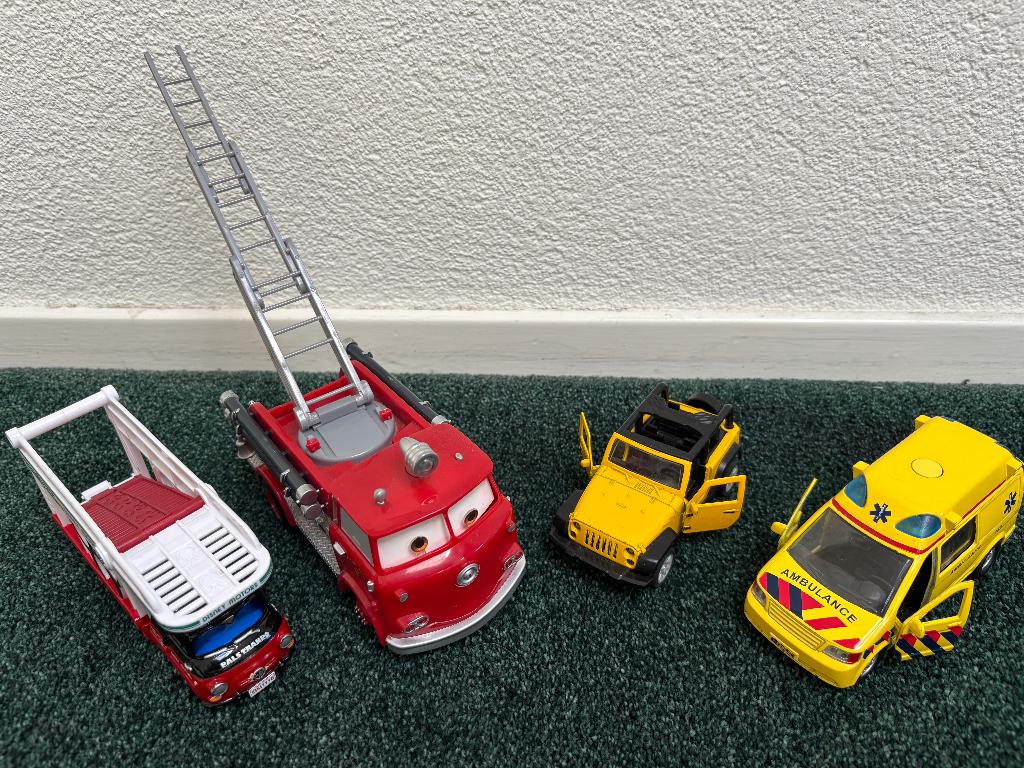 4 speelgoed auto's: brandweer, ambulance, oplegger, safari, Ophalen of Verzenden, Zo goed als nieuw
