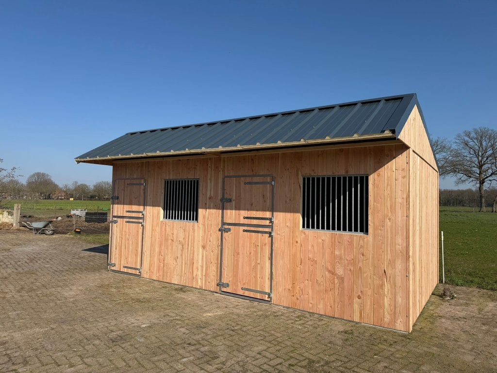 Paardenstallen van horsestables geïsoleerd dak, Stalling, 2 of 3 paarden of pony's