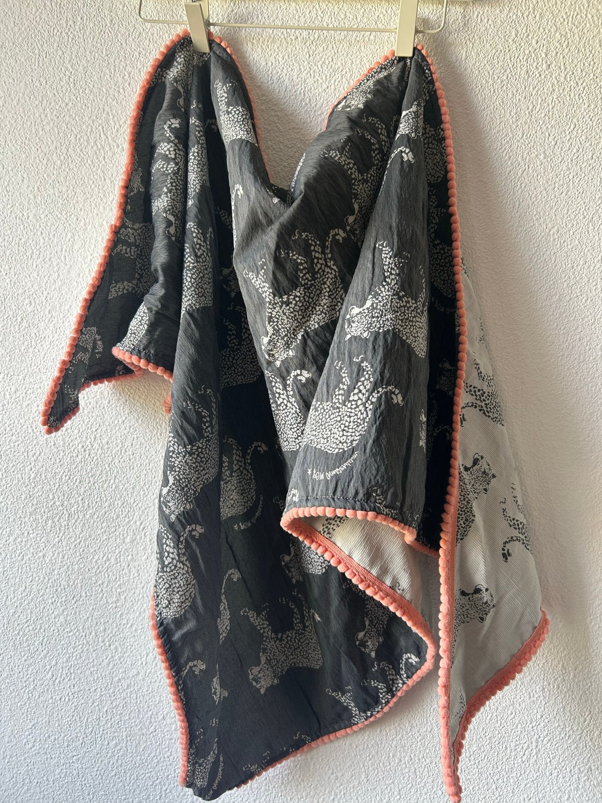 POM Amsterdam sjaal met luipaardprint en pompons, Kleding | Dames, Ophalen of Verzenden, Zo goed als nieuw, Sjaal
