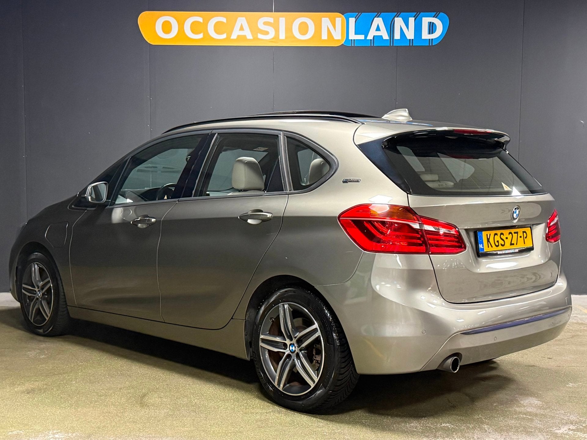 BMW 2-serie Active Tourer 225xe |ACC|PANO|HUD|HK|LEDER+MEMOR, Auto's, Automaat, Dealer onderhouden, 136 pk, Gebruikt