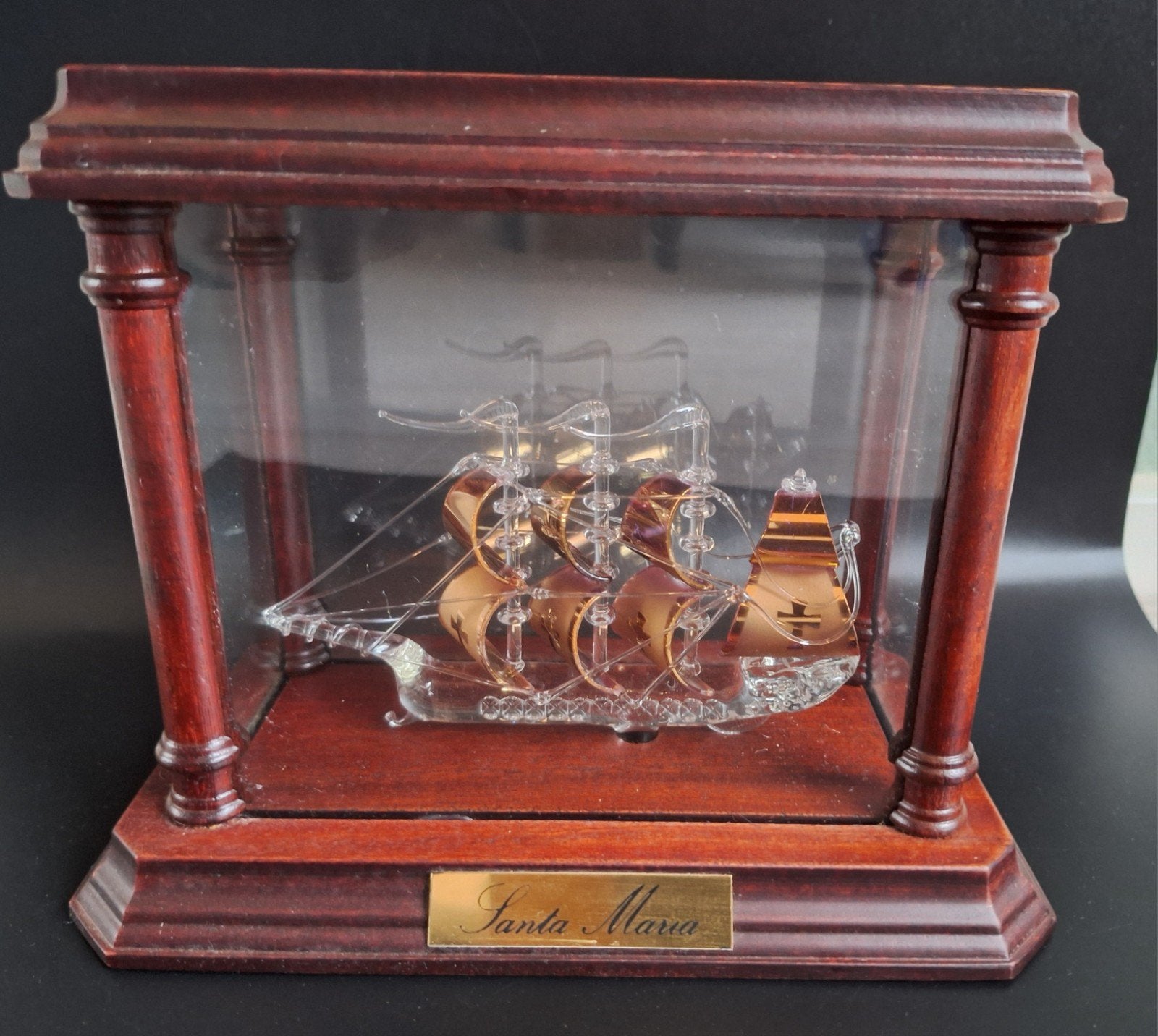 Glazen Santa Maria schip achter glas in houten kistje, Ophalen of Verzenden