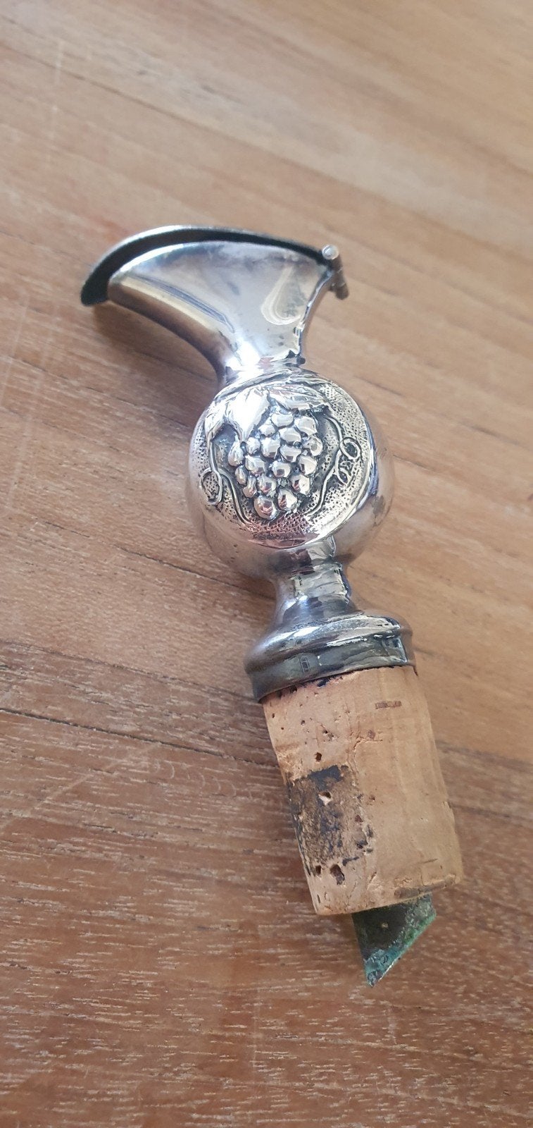 Antieke zilverkleurige wijnschenker met druivenmotief, Ophalen of Verzenden