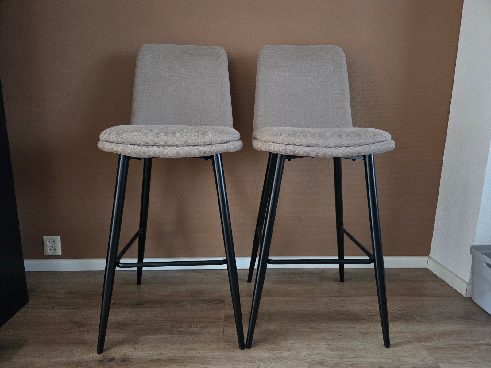 Set van 2 moderne barkrukken met rugleuning, Huis en Inrichting, Barkrukken, Ophalen, Met voetsteun, Zo goed als nieuw, 90 cm of meer