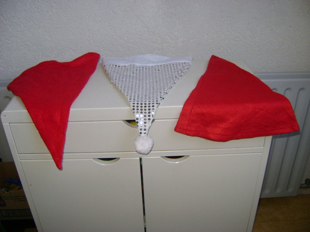 3 kerst mutsen 2 rode 1 zilveren met balletjes 1maat, Ophalen of Verzenden, Nieuw