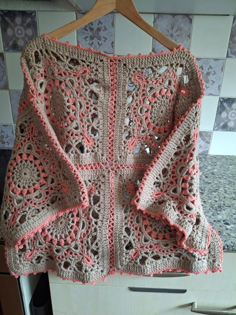 Handgemaakt gehaakt vest met bloemenpatroon, Beige, Maat 42/44 (L), Ophalen of Verzenden, Zo goed als nieuw
