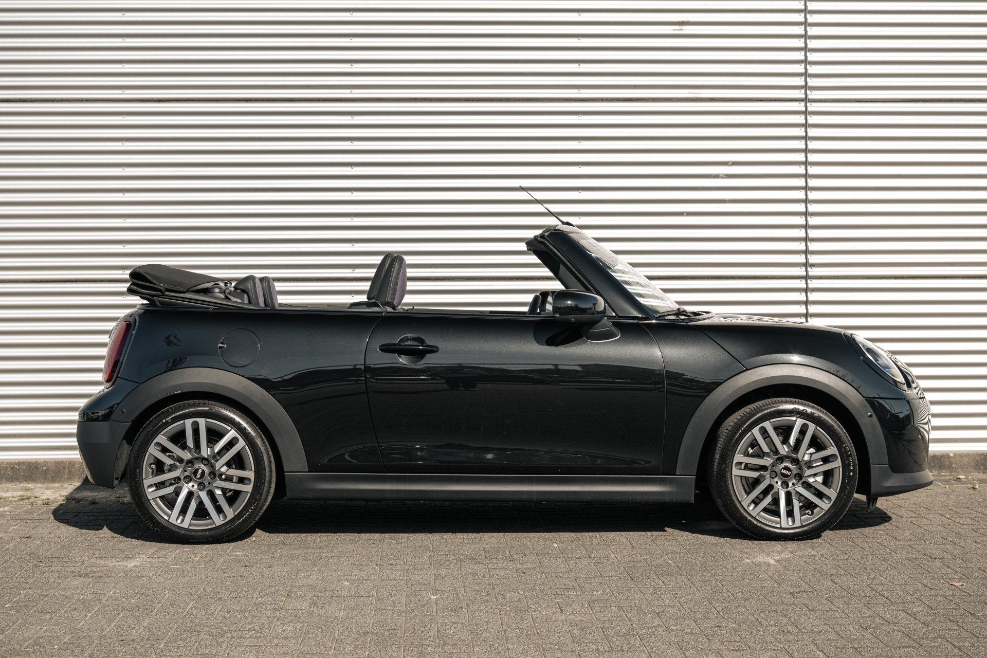 MINI Cabrio Cooper C Automaat / Classic / Pakket L / 17 inch, Auto's, 1998 cc, 4 stoelen, Zwart, Origineel Nederlands