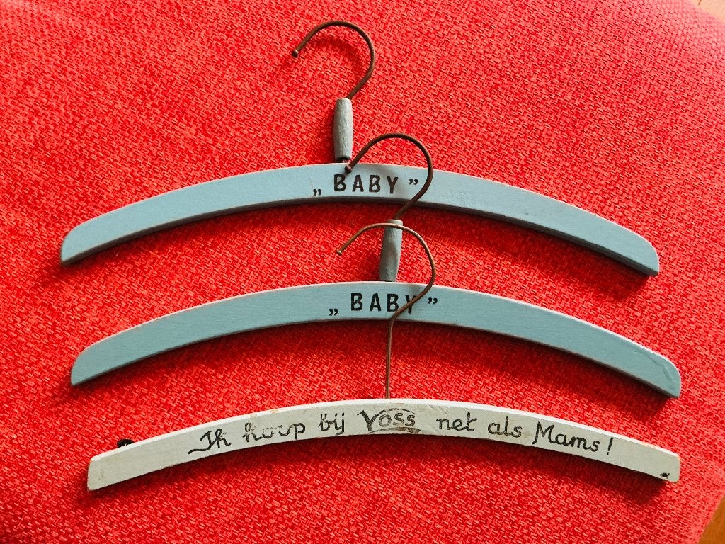 Kledinghanger ‘Ik koop bij Voss net als mams’!, Ophalen of Verzenden, Gebruikt, Hout, Kinderen