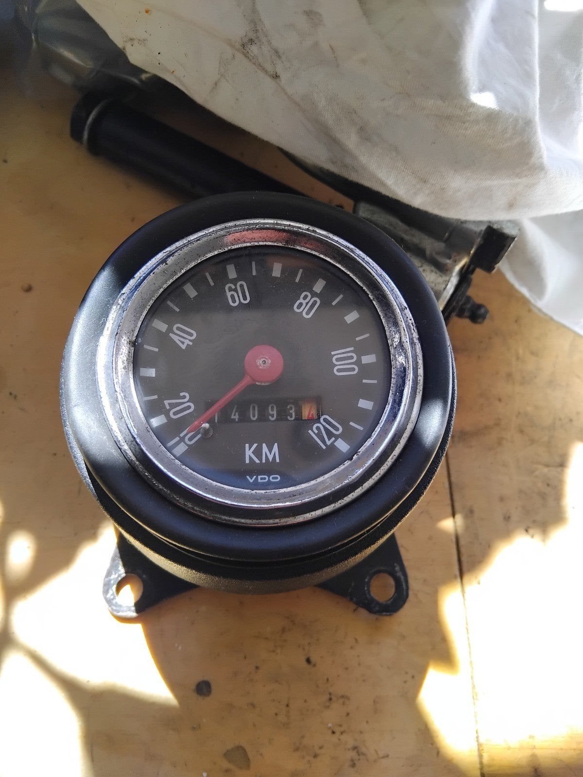 een vdo kilometer teler met bevestging, Ophalen of Verzenden, Gebruikt, Frame