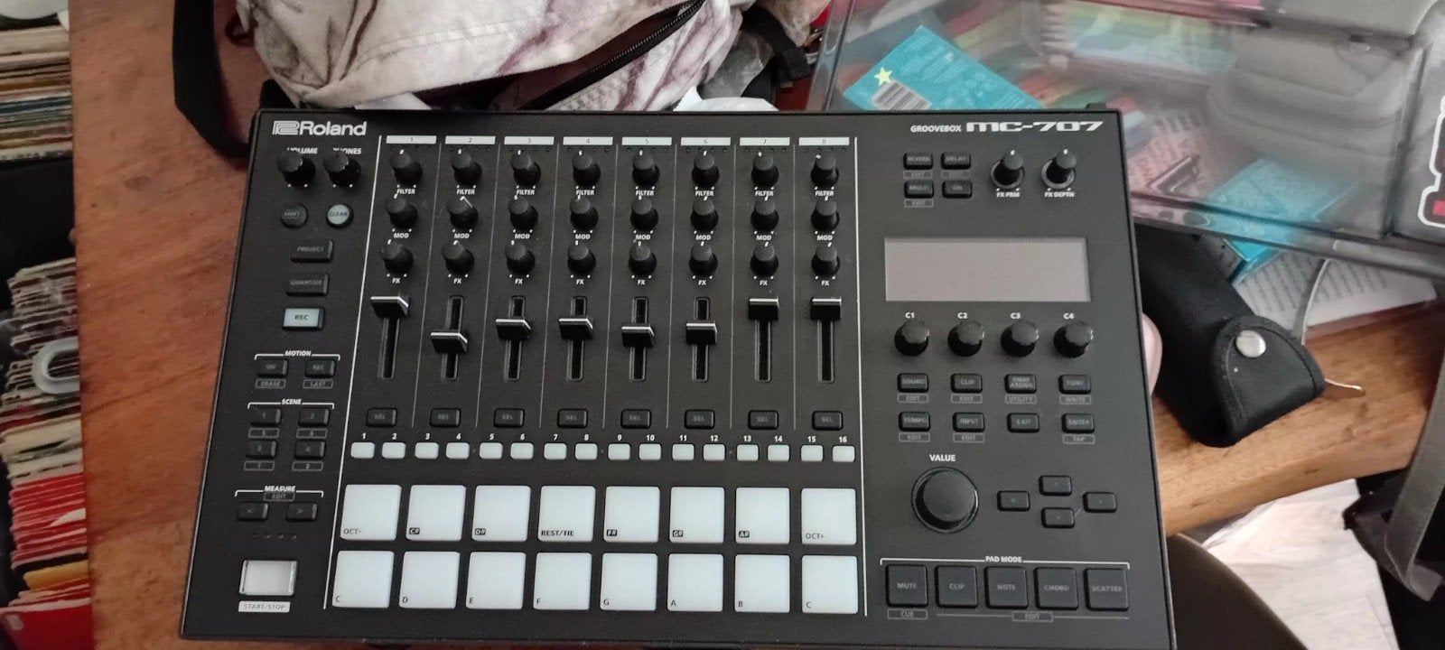 Roland MC-707 Groovebox - Krachtige Productietool, Ophalen of Verzenden, Zo goed als nieuw, Roland