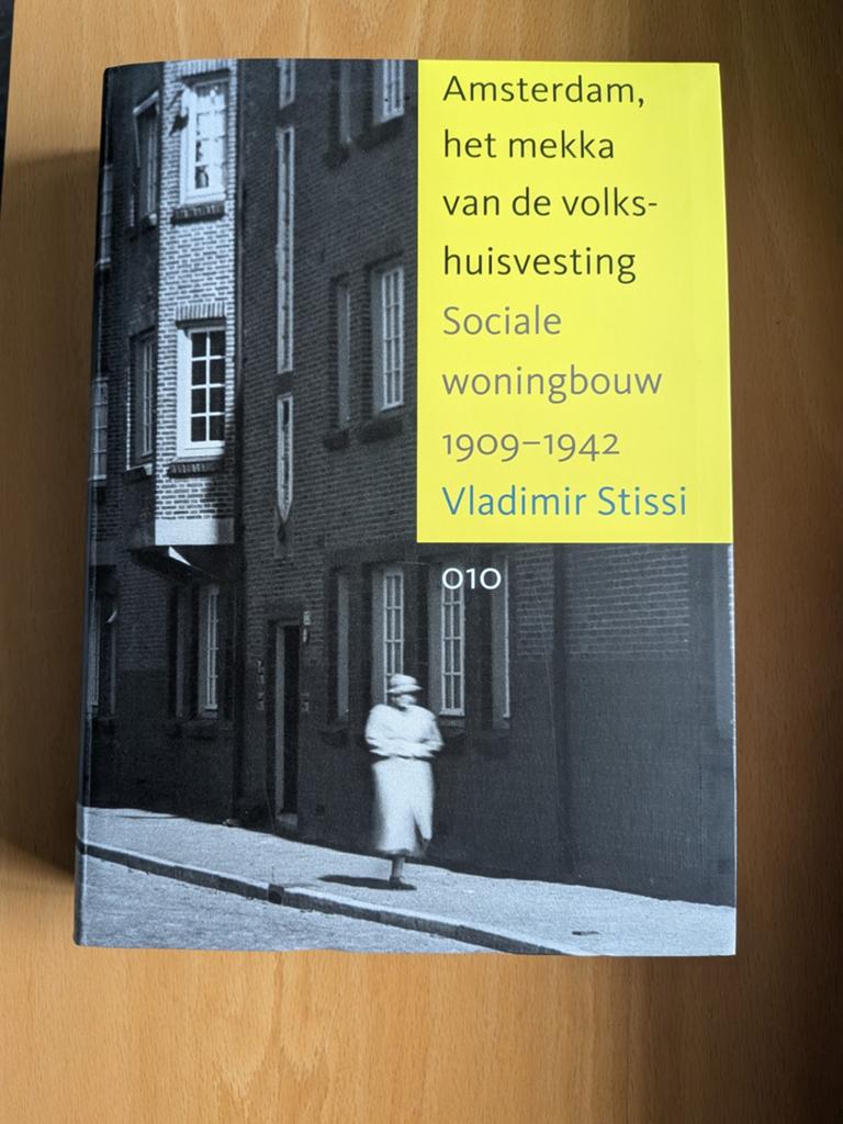 V. Stissi - Amsterdam, het Mekka van de Volkshuisvesting, Architecten, Ophalen of Verzenden, Zo goed als nieuw, V. Stissi