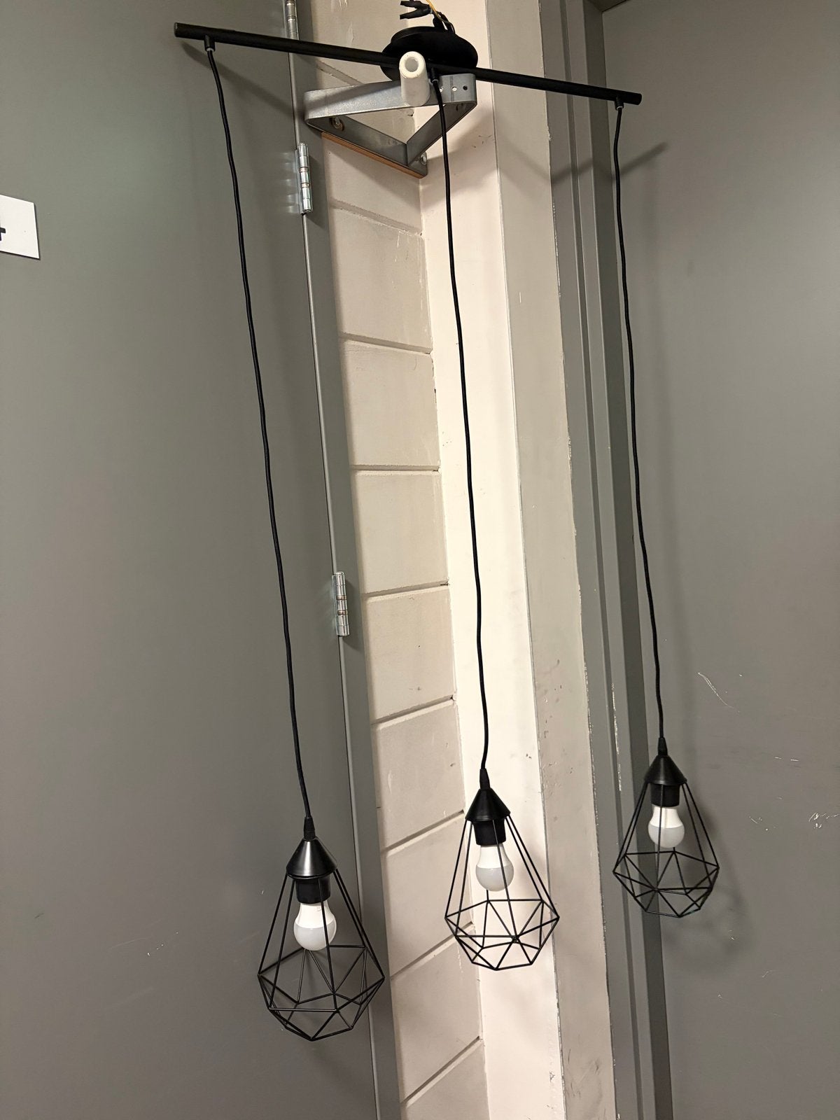 Zwarte hanglamp met 3 kooilampen - industrieel design, Huis en Inrichting, Lampen | Hanglampen, Ophalen, Zo goed als nieuw, Metaal