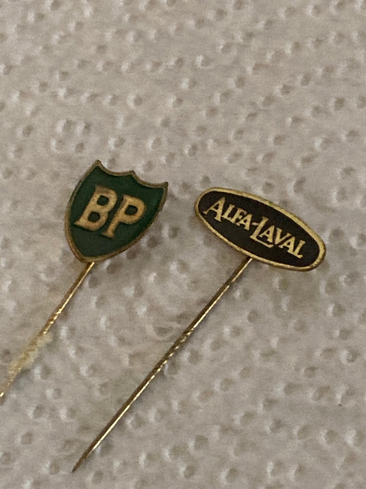 Set van 2 speldjes, Verzamelen, Ophalen of Verzenden, Gebruikt, Overige onderwerpen