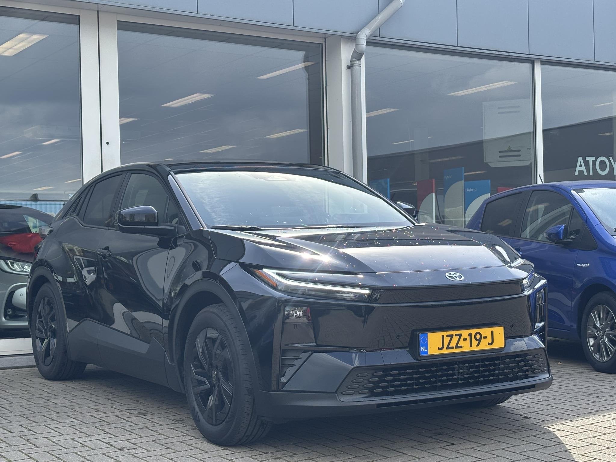 Toyota C-HR+ First Edition 77 kWh | Demo Voordeel | Direct l, Gebruikt, 607 km, Leder en Stof, Zwart