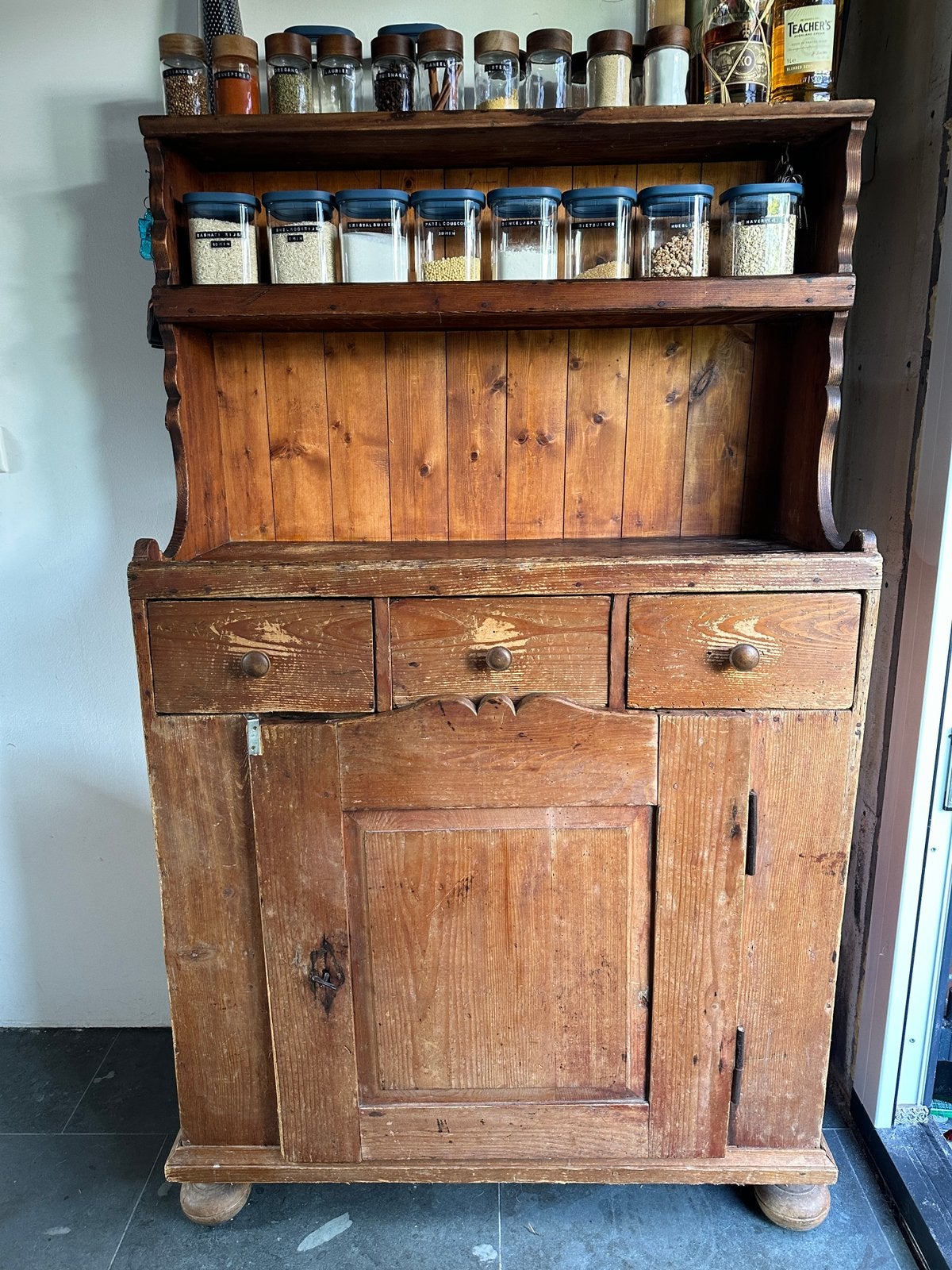 Authentieke houten keukenkast / buffetkast met veel patina, Antiek en Kunst, Ophalen