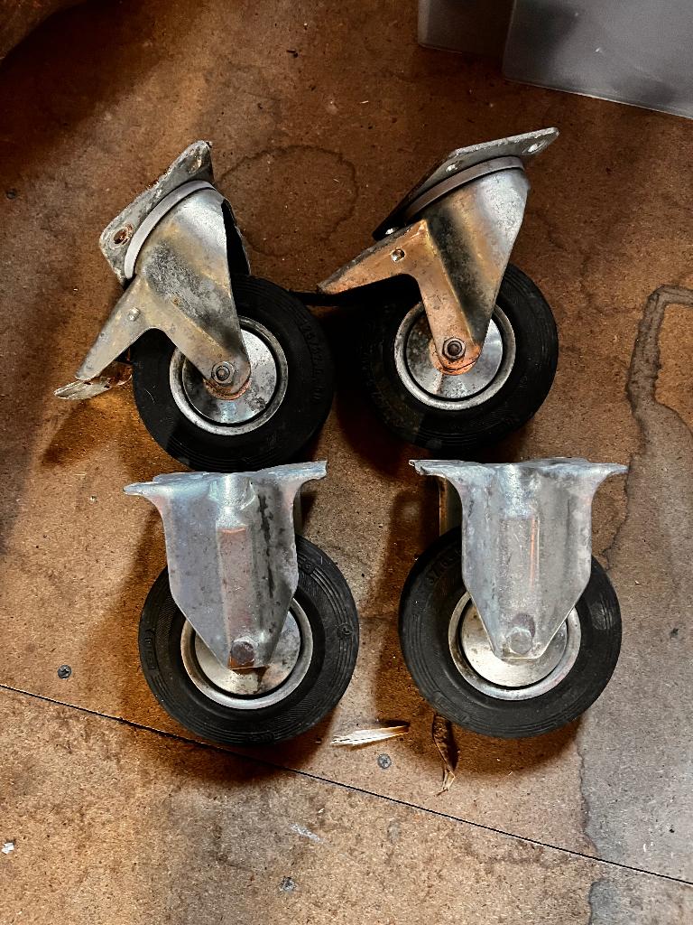 Tente 2 zwenkwielen en 2 bokwielen. Bieden va €30 in 1 koop, Ophalen of Verzenden, Gebruikt