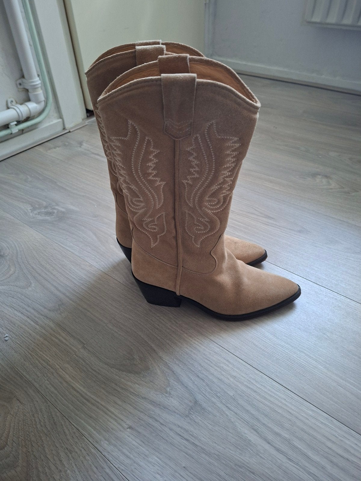Beige suède cowboylaarzen maat 36, Overige kleuren, Lage of Enkellaarzen, Ophalen of Verzenden, Zo goed als nieuw