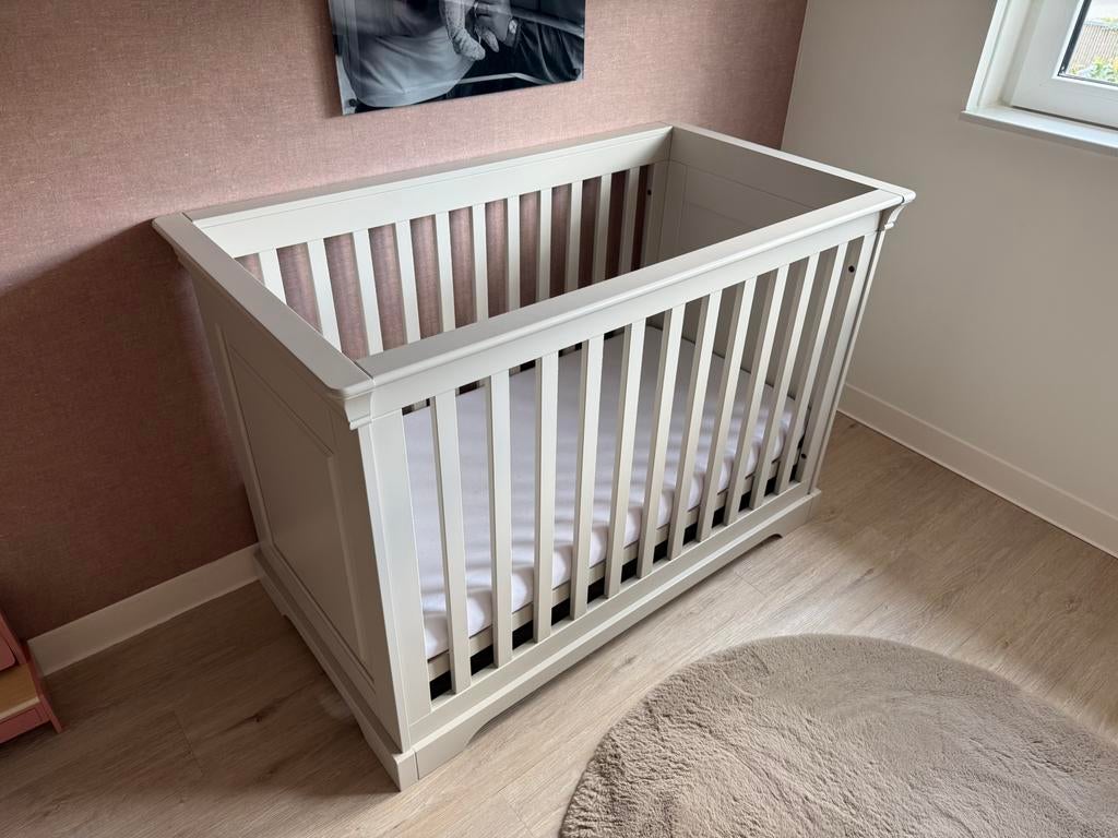 Kidsmill Chateau - Ledikant 120x60 (+ Aerosleep matras), Ophalen, Zo goed als nieuw, Jongetje of Meisje
