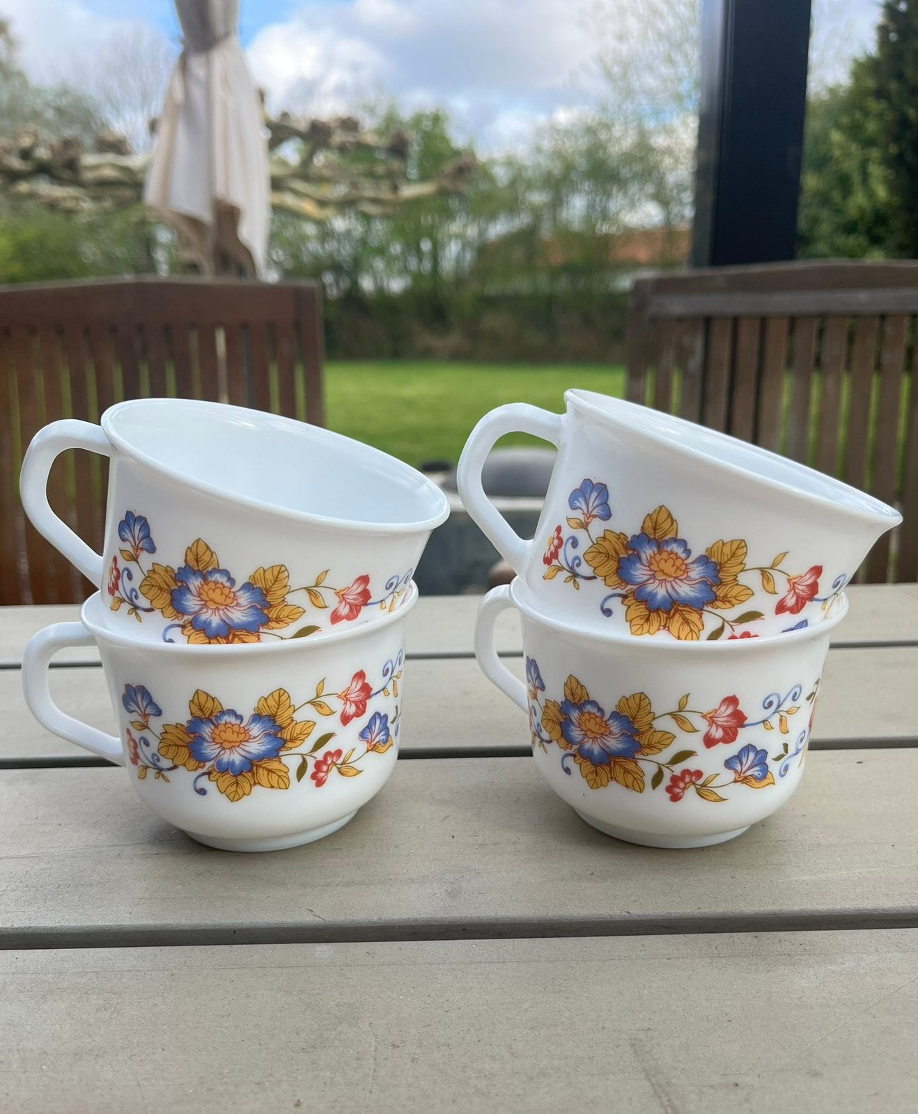 4 Vintage ‘70 retro Arcopal France "Lotus" kopjes, Huis en Inrichting, Keuken | Servies, Glas of Glazen, Overige merken, Ophalen of Verzenden