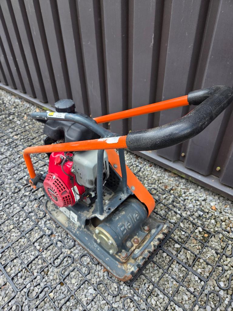 Trilplaat Belle LC3222 Benzine met Honda Motor, Ophalen of Verzenden, Gebruikt