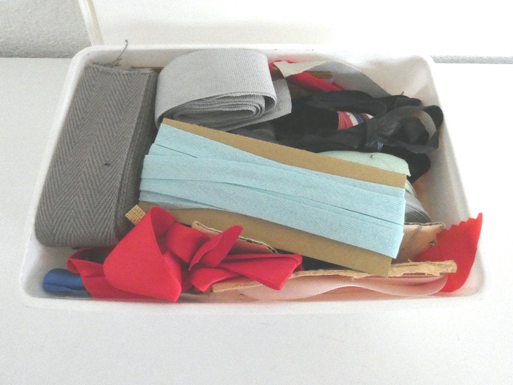 Linten, biaisband e.d. in diverse kleuren in een bakje, Gebruikt, Diversen, Onbekend, Ophalen of Verzenden