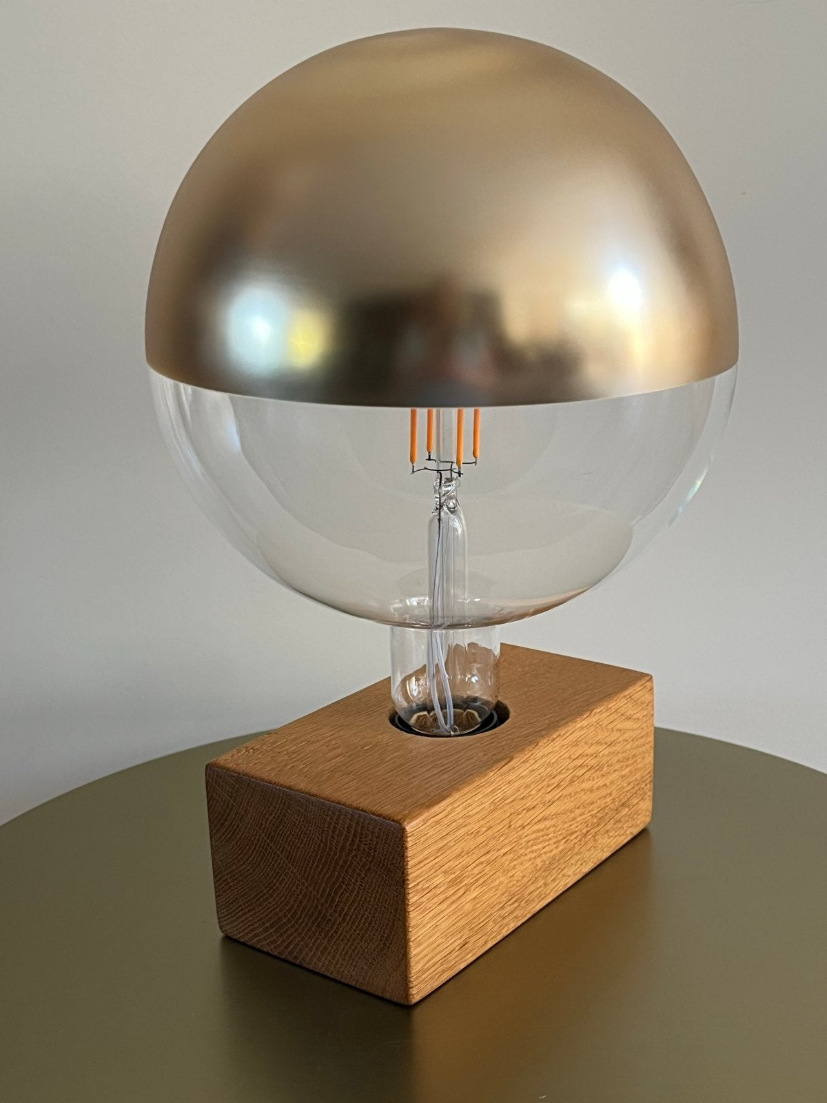 Moderne tafellamp met houten voet en Calex gouden lamp, Overige merken, Goud, Nieuw, Sfeerlamp