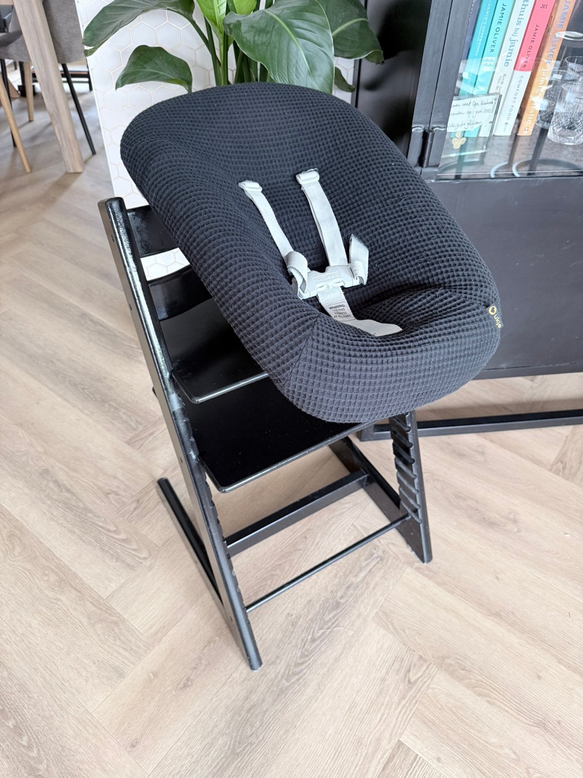 Stokke Tripp Trapp zwart evt. met Newborn set (nieuw model), Kinderen en Baby's, Kinderstoelen, Ophalen, Zo goed als nieuw, Meegroeistoel