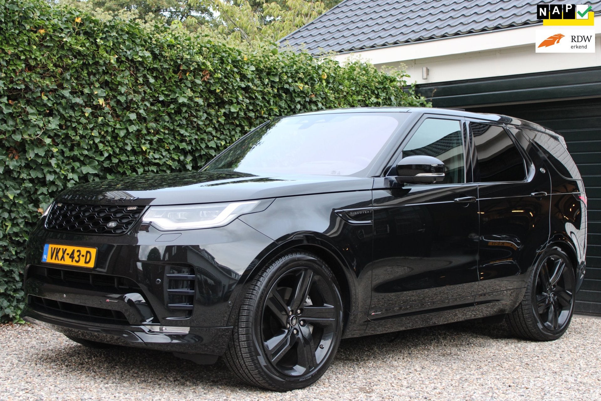 Land Rover Discovery 3.0 D300 R-Dynamic HSE | Full options |, Auto's, Automaat, Dealer onderhouden, 2442 kg, Zwart