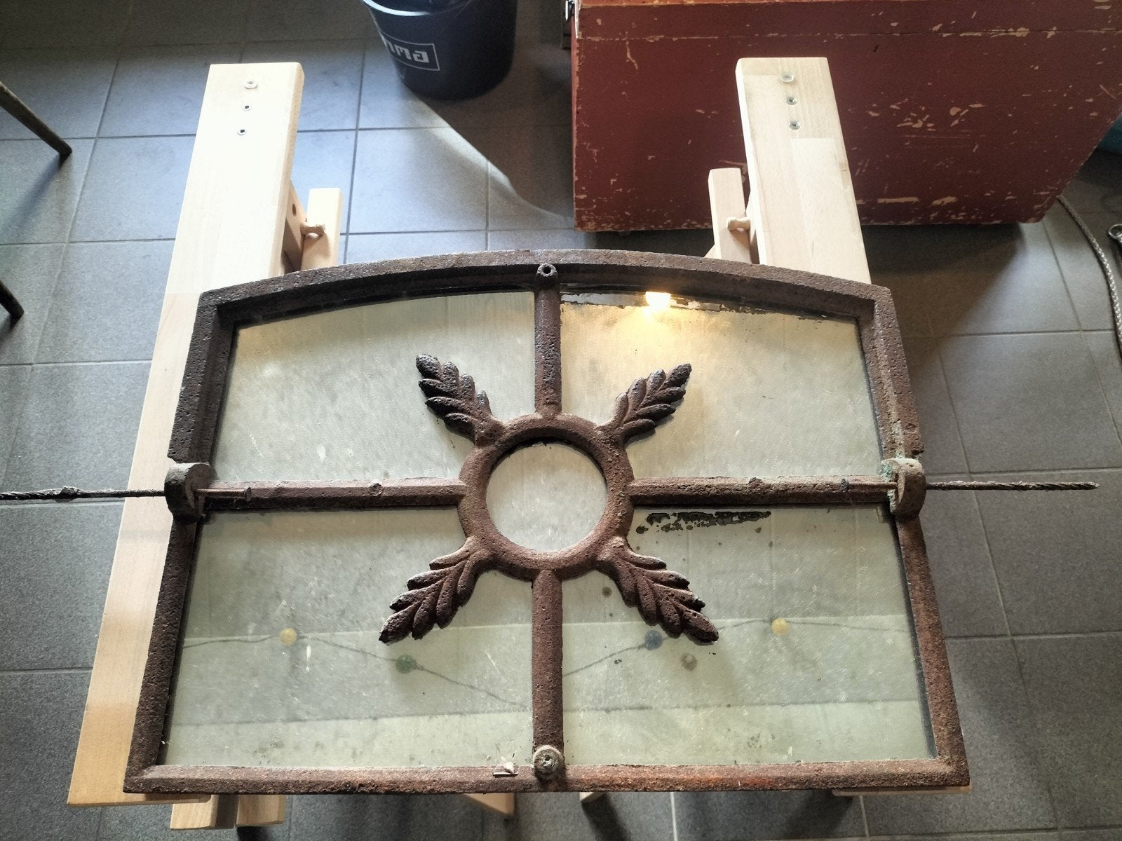 Oud stalraam met smeedijzeren decoratie, Ophalen