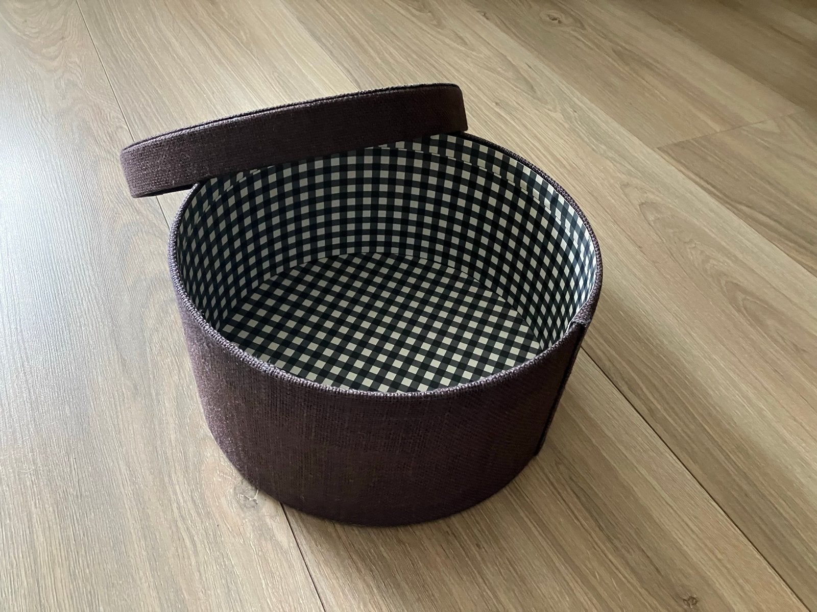 Hoedendoos zwart met ruitjespatroon - doorsnede 27 cm, Ophalen of Verzenden, Zo goed als nieuw, Overige materialen, Minder dan 50 cm