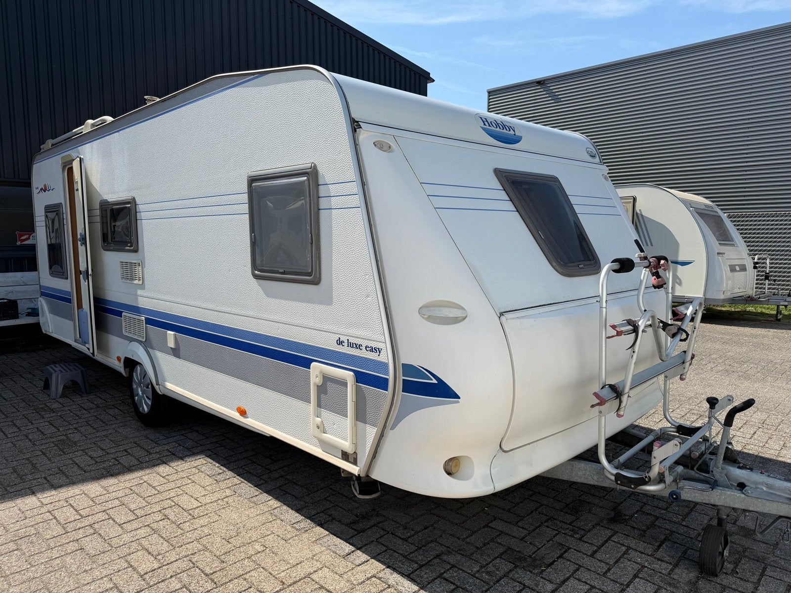Hobby 560 KMFE uit 2003 met voortent en 2 fietsendragers, Caravans en Kamperen, Caravans, Stapelbed, Rondzit, Bedrijf, 5 tot 6 meter