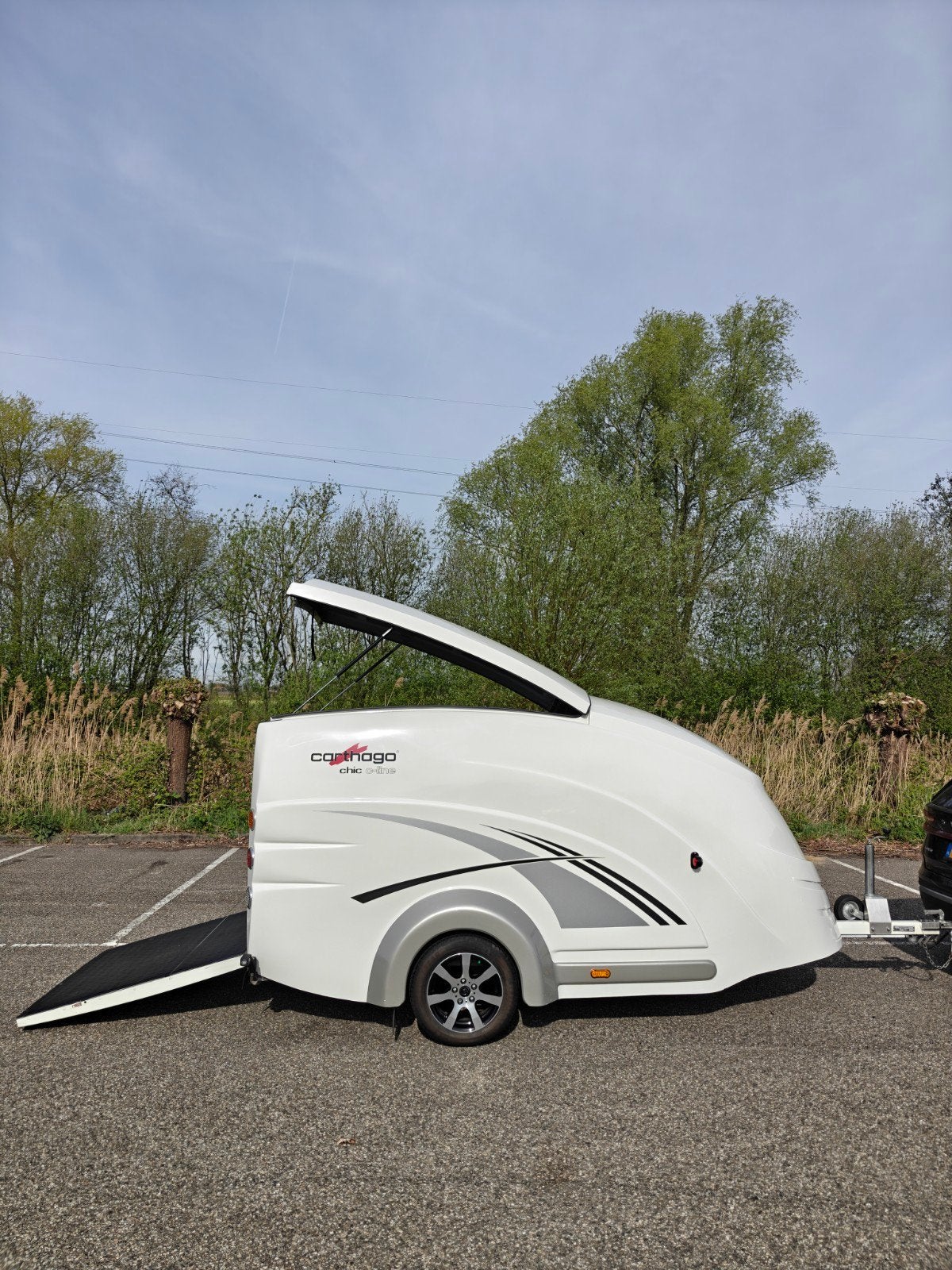 Polyester gesloten motor aanhanger 750KG, Ophalen of Verzenden, Zo goed als nieuw