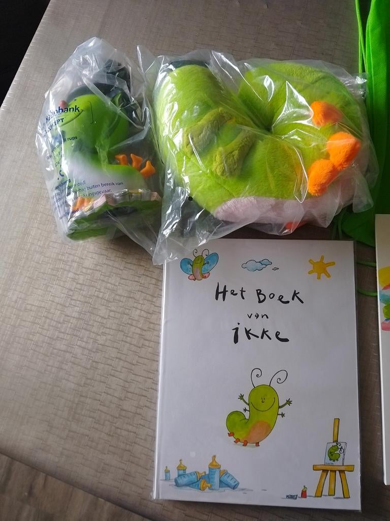 Leuk pakket knuffel, spaarpot, boek, tas, Ophalen of Verzenden, Nieuw, Kraamcadeau